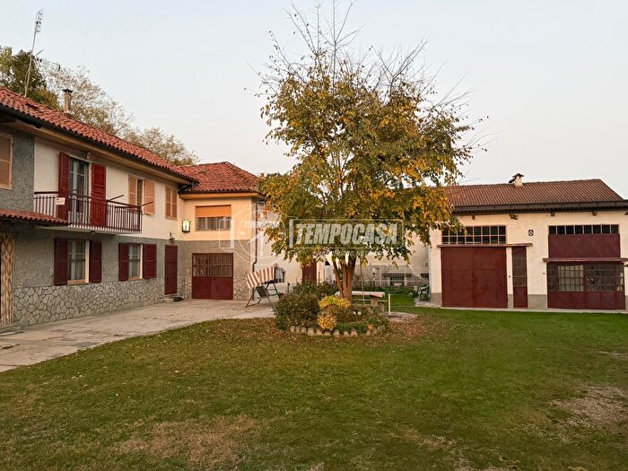 Casa con 9 locali in vendita in Via Valsungana, Castellero