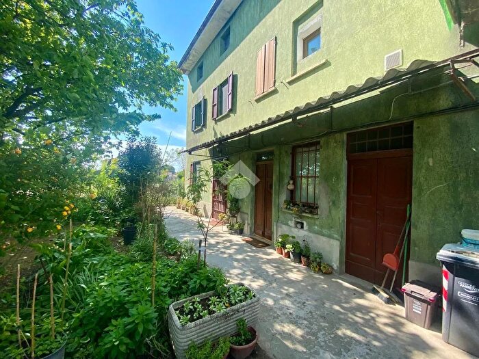 Casa con 8 locali in vendita in Via Mezzo Nuovo, Isola SantAntonio