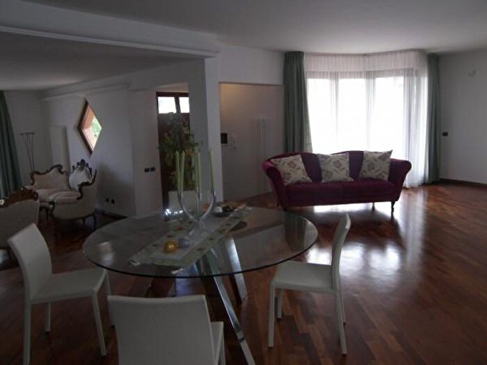 Casa con 6 locali in vendita in Monte Roberto