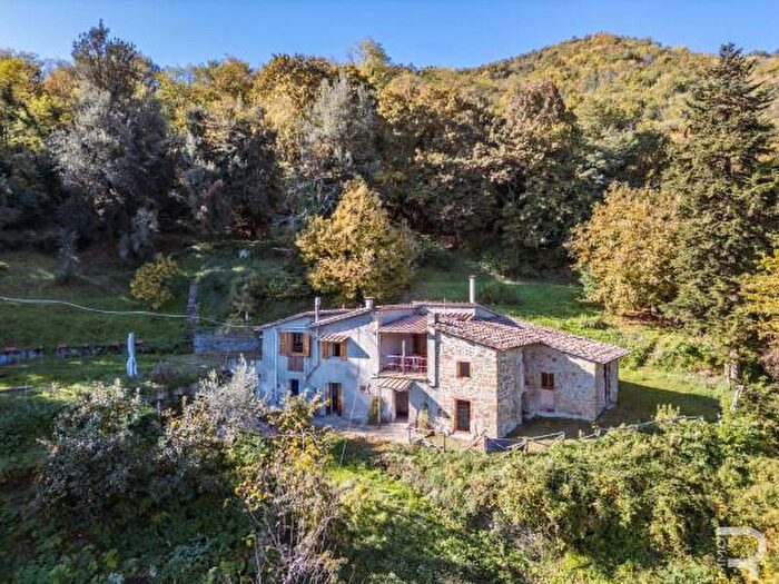 Casa con 6 locali in vendita in Via della Repubblica, Cavriglia