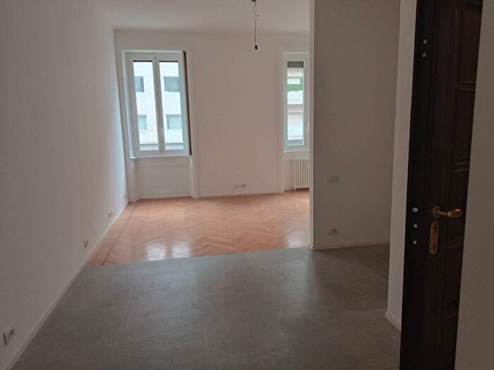 Appartamento trilocale in affitto in Piazza Santa Maria Beltrade, Duomo, Milano