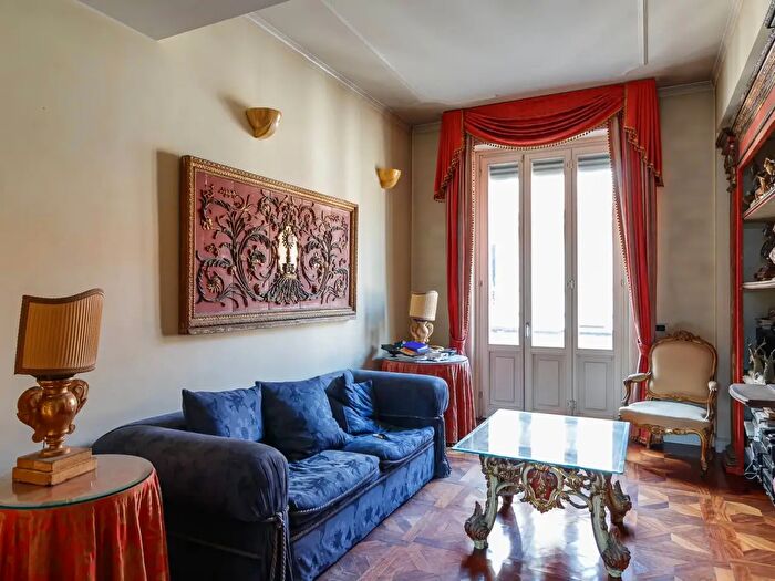 Appartamento trilocale in vendita in Via della Moscova, Milano