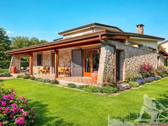 Casa con 10 locali in vendita in Forte Dei Marmi