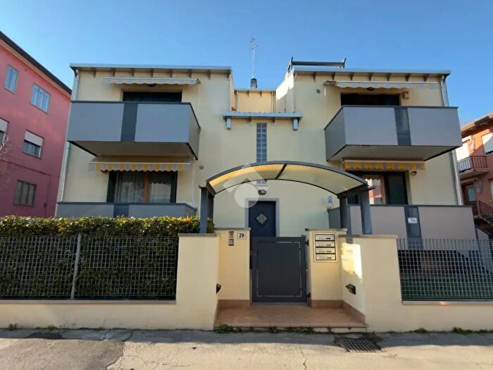 Appartamento trilocale in vendita in Via Cadore, Venezia