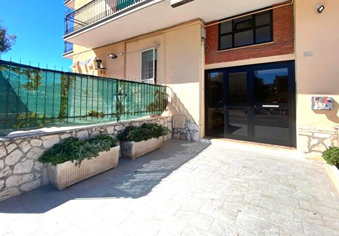 Appartamento quadrilocale in vendita in Via delle Palme, Aprilia