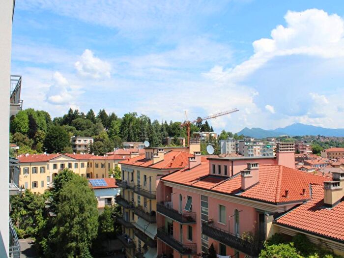 Appartamento trilocale in affitto in Viale Vincenzo Dandolo, Centro, Varese