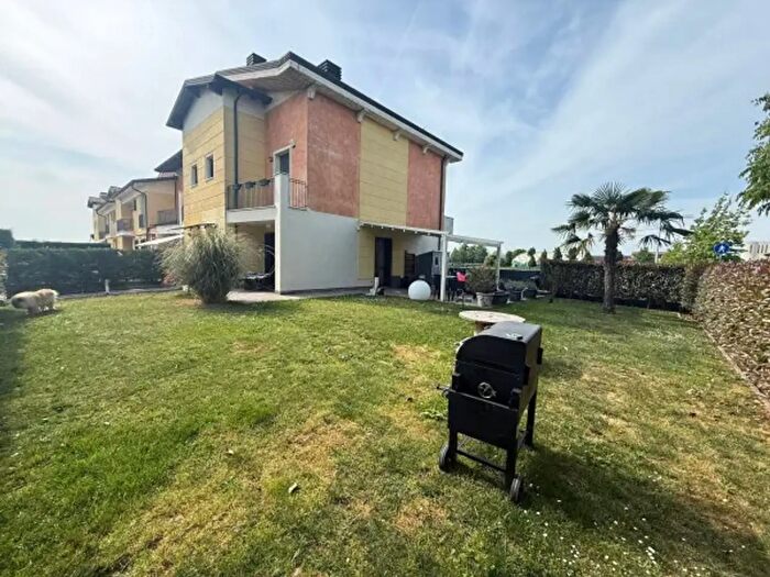 Casa quadrilocale in vendita in Via Romano, Cortenuova