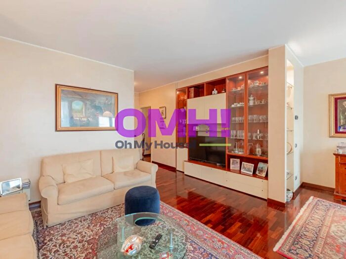Appartamento trilocale in vendita in Via Cadore, Gallarate