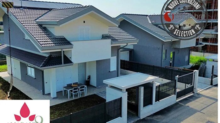 Casa quadrilocale in vendita in Via Monte Bianco Lazzate, Lazzate