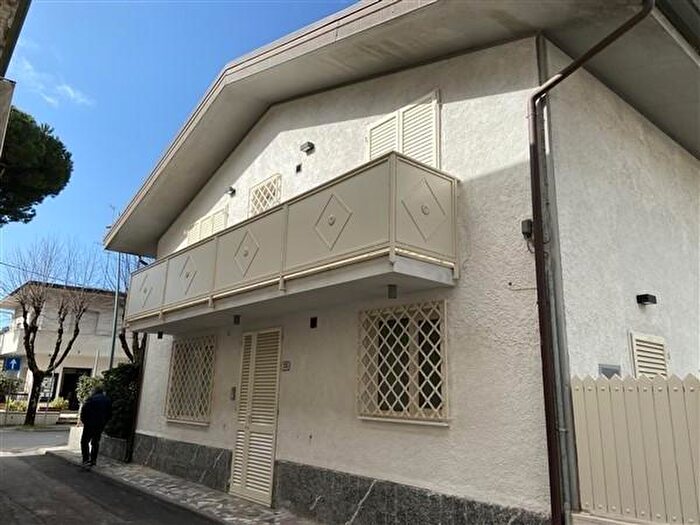 Casa con 6 locali in vendita in Forte Dei Marmi