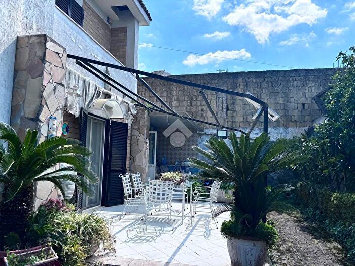 Casa con 8 locali in vendita in Via Marinaro, Casandrino