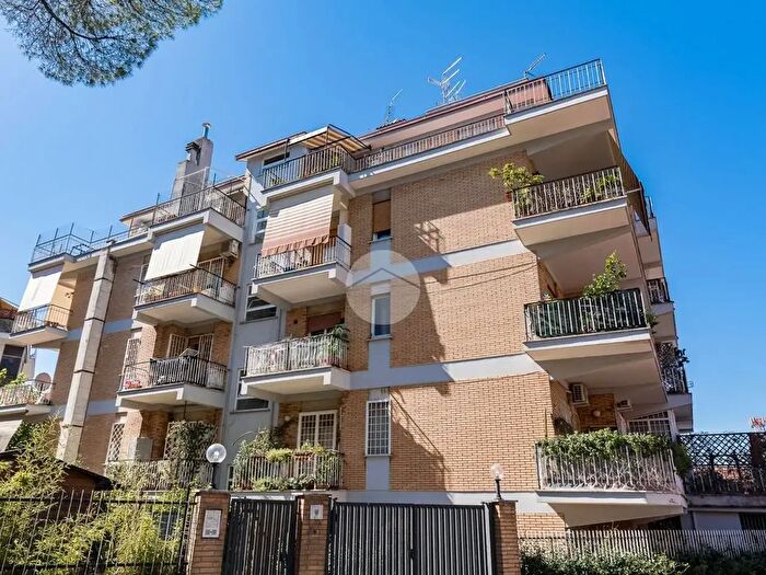 Appartamento trilocale in vendita in Via Colle dei Pini, Roma