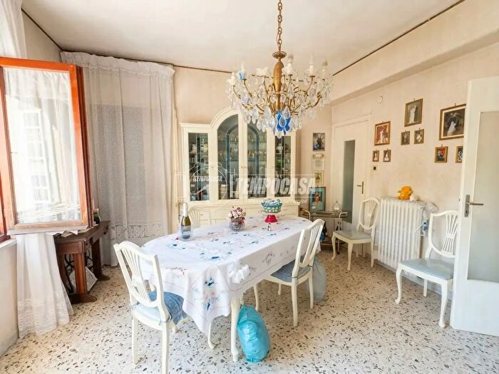 Appartamento con 5 locali in vendita in Via Luigi Mercantini, Napoli