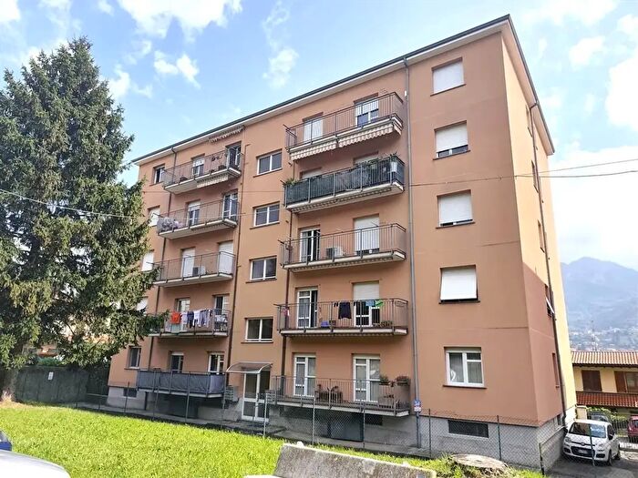 Appartamento trilocale in vendita in Via Amigoni, Olginate