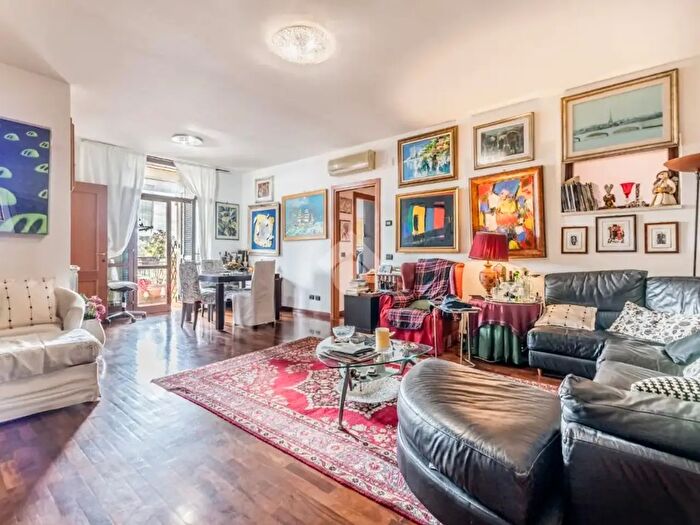 Appartamento trilocale in vendita in Via Enrico Mancini, Roma