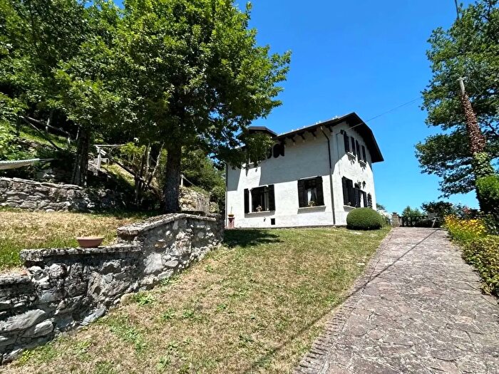 Casa con 7 locali in vendita in Fabbrica Curone