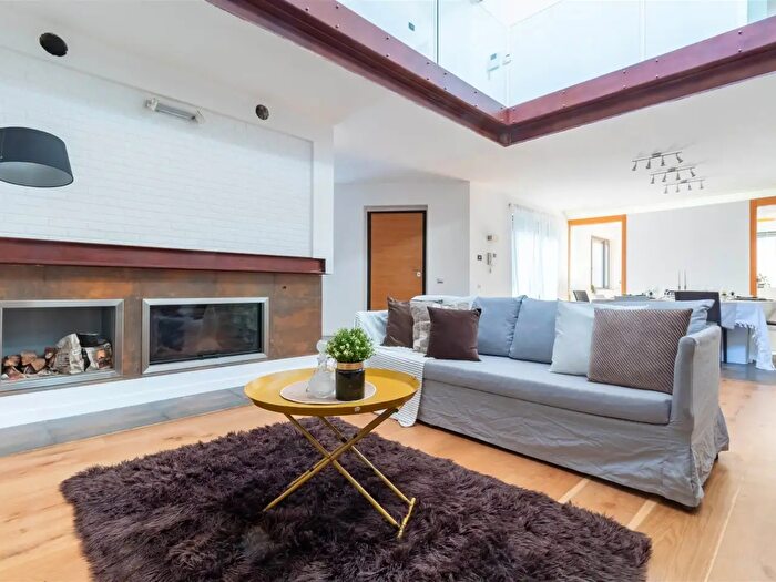 Casa con 9 locali in vendita in Via Roma, Legnano