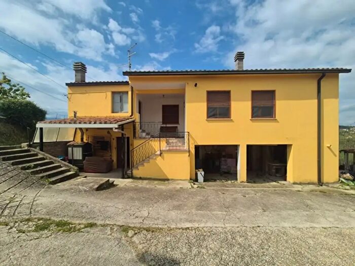 Casa con 8 locali in vendita in Bucchianico Cda San Leonardo, Bucchianico
