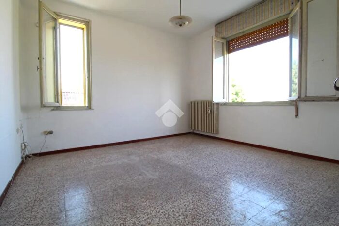 Casa con 8 locali in vendita in Suzzara