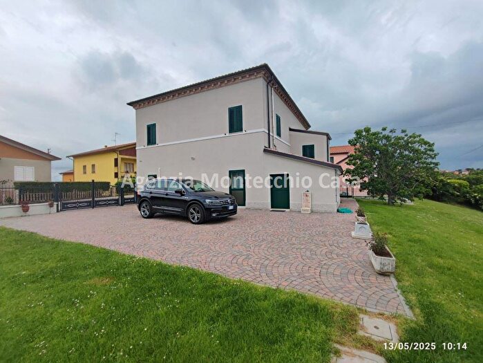 Casa con 8 locali in vendita in Via Roma, Tavoleto