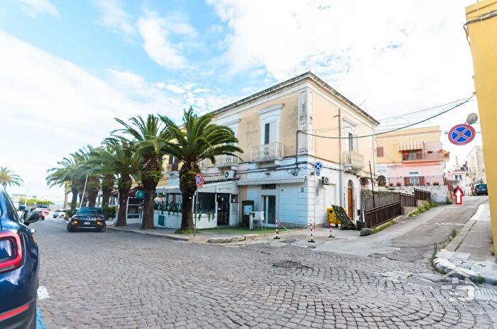 Appartamento monolocale in vendita in Vicolo delle Orfanelle Manfredonia Zona Centro Storico, Manfredonia