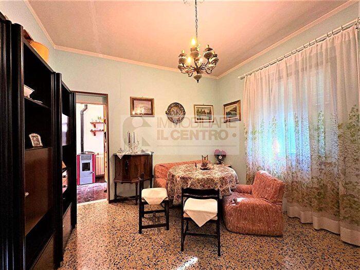 Casa con 5 locali in vendita in Sarzana