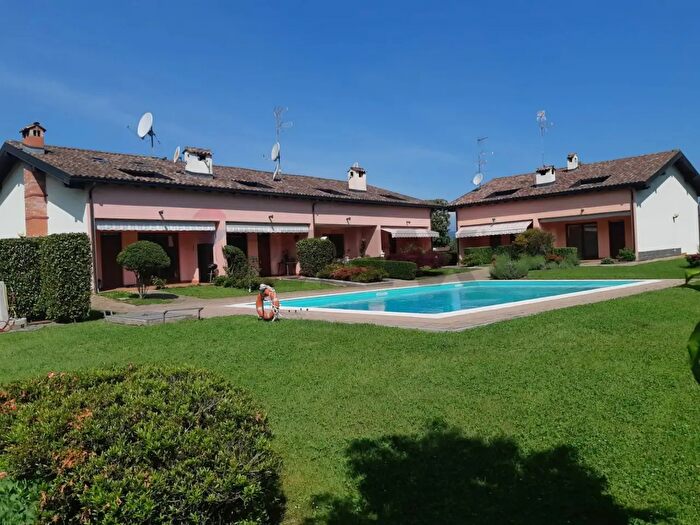 Casa quadrilocale in vendita in Castelletto Sopra Ticino
