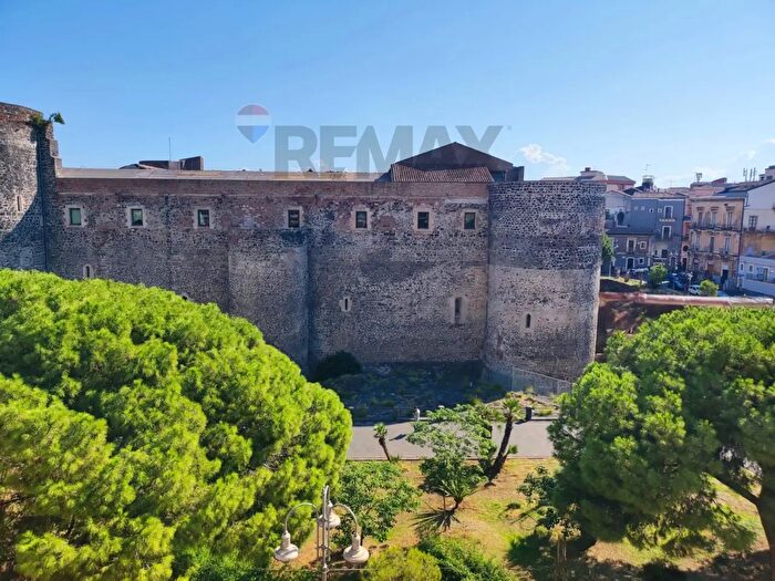 Appartamento con 6 locali in vendita in Piazza Federico di Svevia, Catania