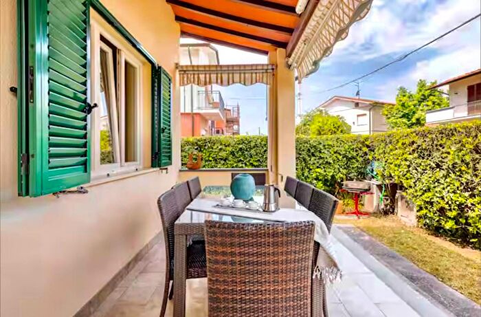 Casa con 7 locali in vendita in Pietrasanta