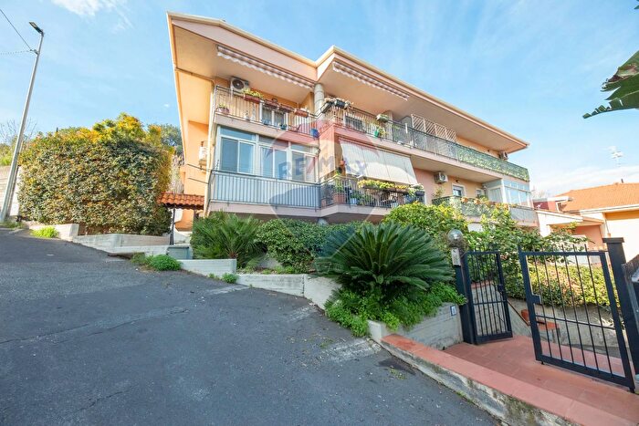 Appartamento con 5 locali in vendita in Via Ignazio Urso, Aci Catena