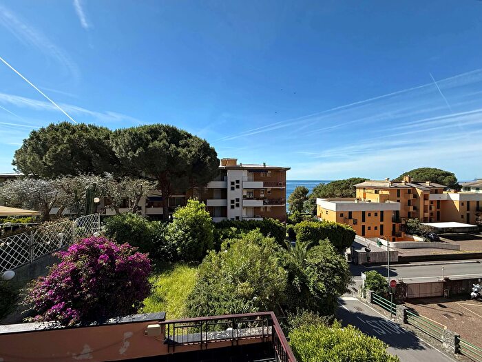 Appartamento trilocale in vendita in Via del Mare, Arenzano