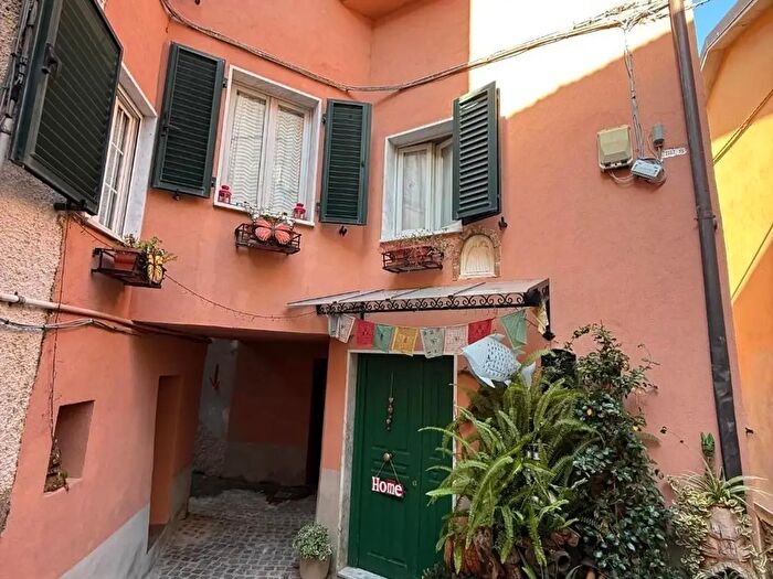 Casa con 5 locali in vendita in Massa