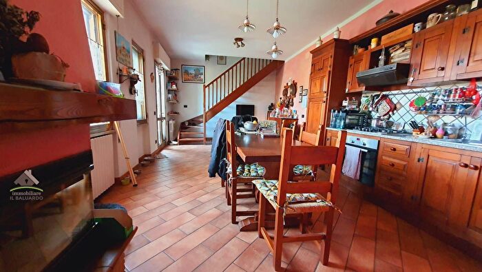 Casa con 10 locali in vendita in Via SantAngelo, Lucca