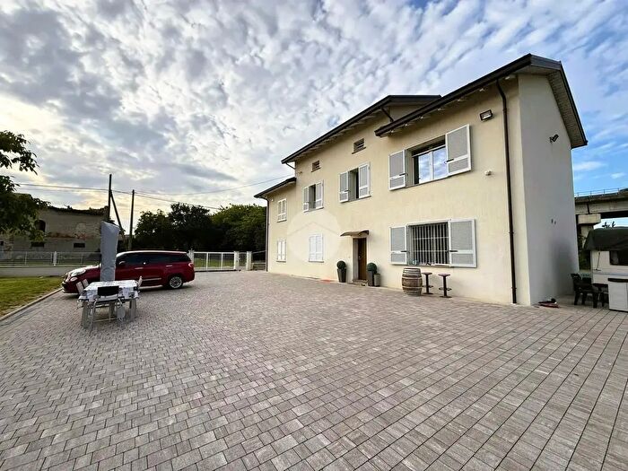 Casa con 7 locali in vendita in Località San Faustino, Fidenza