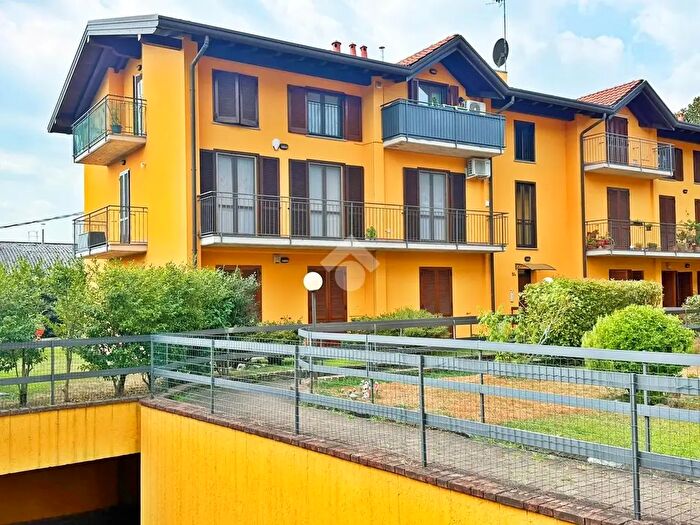 Appartamento bilocale in vendita in Via Lombardia, Sesto Calende