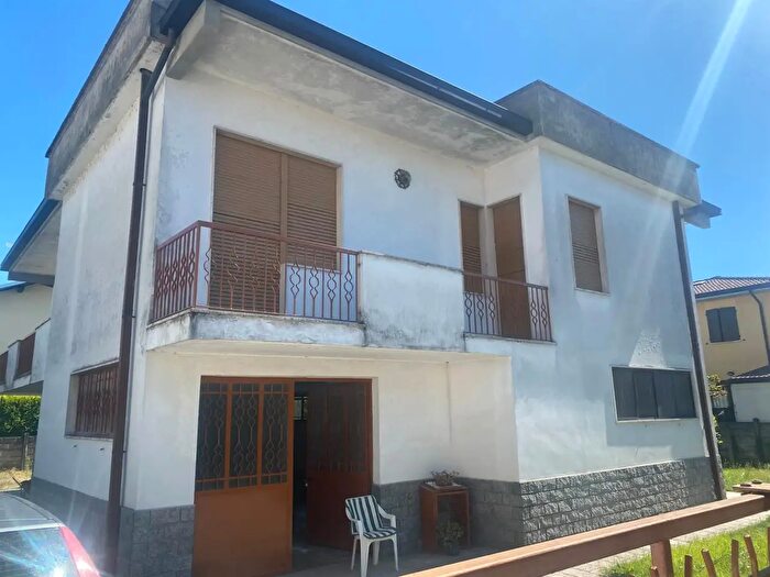 Casa con 8 locali in vendita in Vigevano