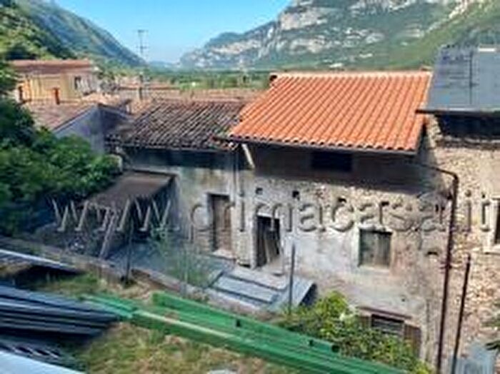 Casa quadrilocale in vendita in Via Vecchia Postale, Dolce