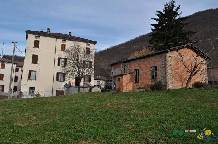 Casa con 12 locali in vendita in Grezzo, Bardi