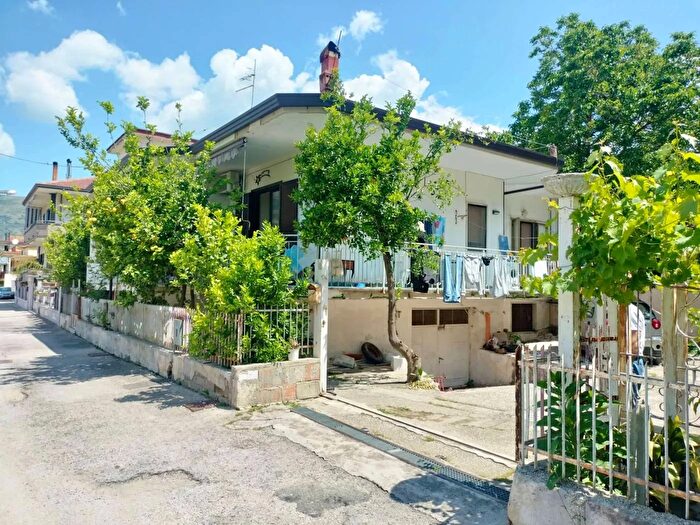 Casa con 6 locali in vendita in San Felice A Cancello