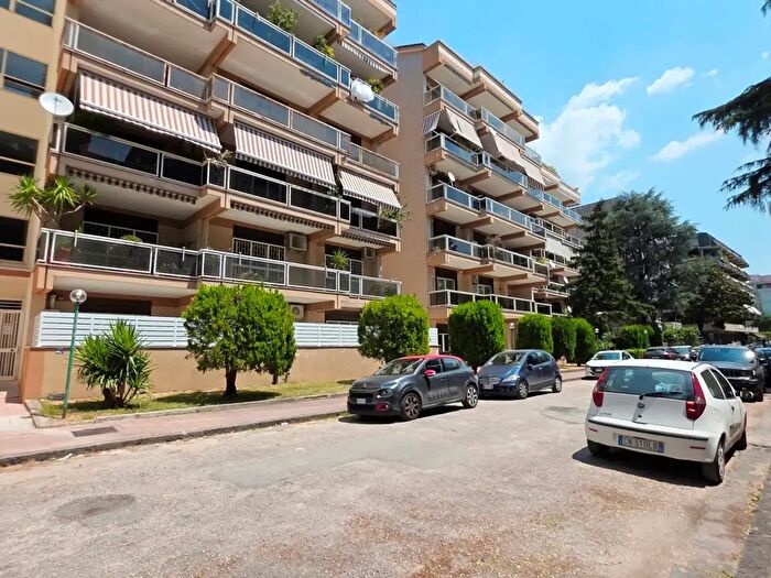Appartamento con 9 locali in vendita in Via Donato Bramante, Caserta