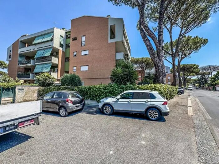 Appartamento trilocale in vendita in Via Euripide, Roma