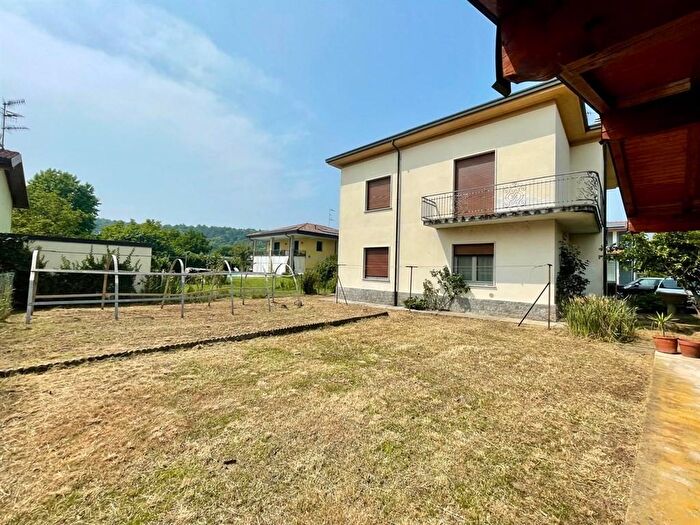 Casa con 6 locali in vendita in Via Varese, Vergiate