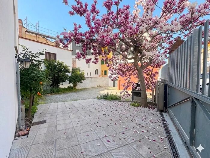 Appartamento con 6 locali in vendita in Piazza G Guerra, Empoli