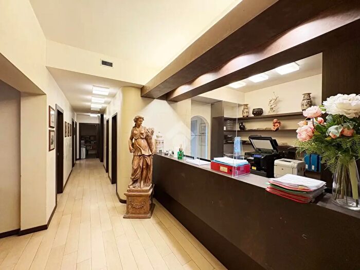 Appartamento con 7 locali in vendita in Via Fattori, Prato