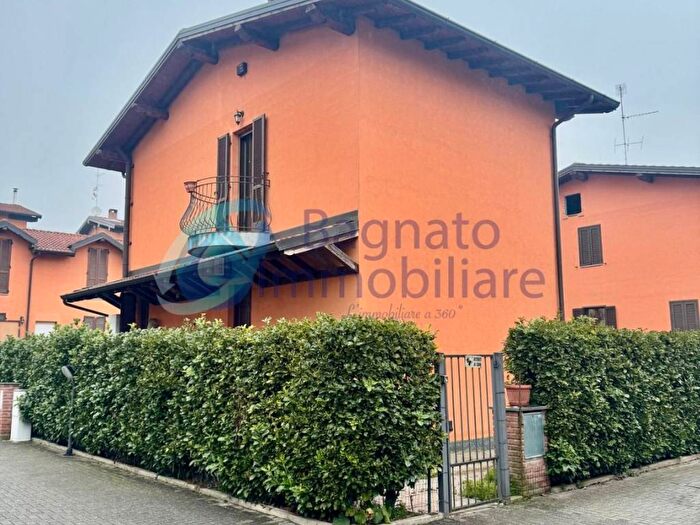 Casa trilocale in affitto in Via Galliate, Romentino