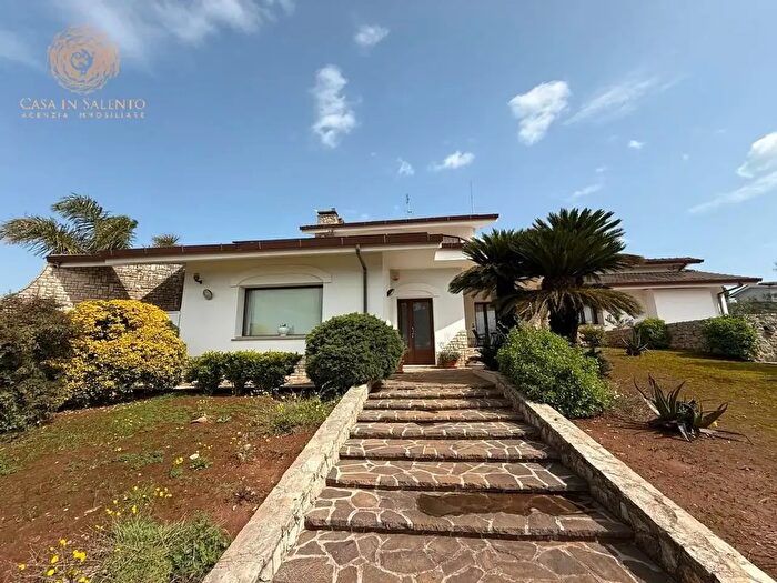 Casa con 14 locali in vendita in Ica, Tricase