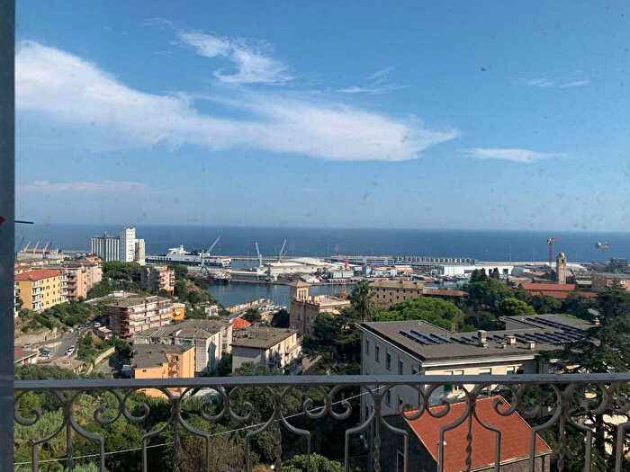 Appartamento con 8 locali in vendita in Via Amendola, Savona