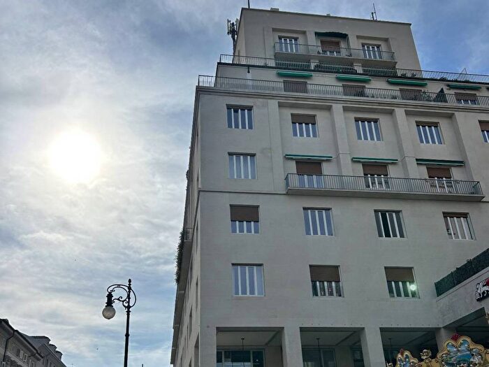 Appartamento quadrilocale in affitto in Galleria Arrigo Protti, Città Vecchia, Trieste