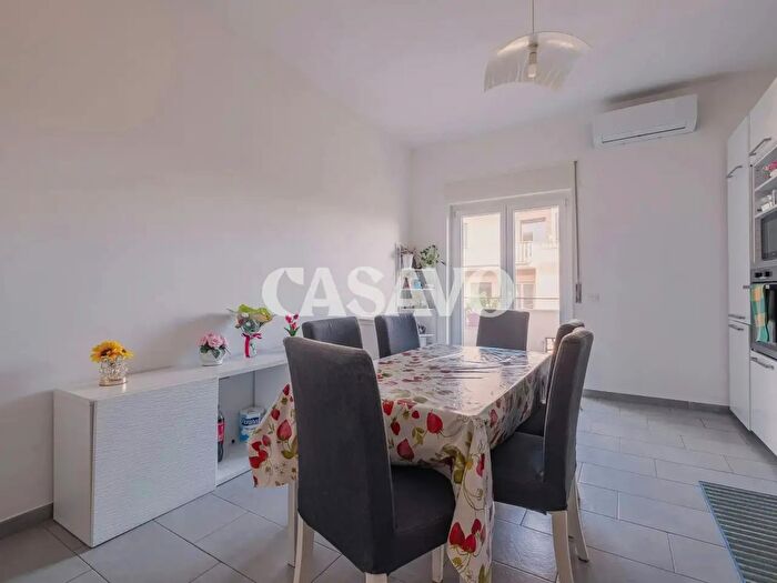 Appartamento con 5 locali in vendita in Via di Rocca Cencia, Roma