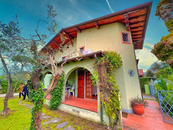Casa con 6 locali in vendita in Forte Dei Marmi